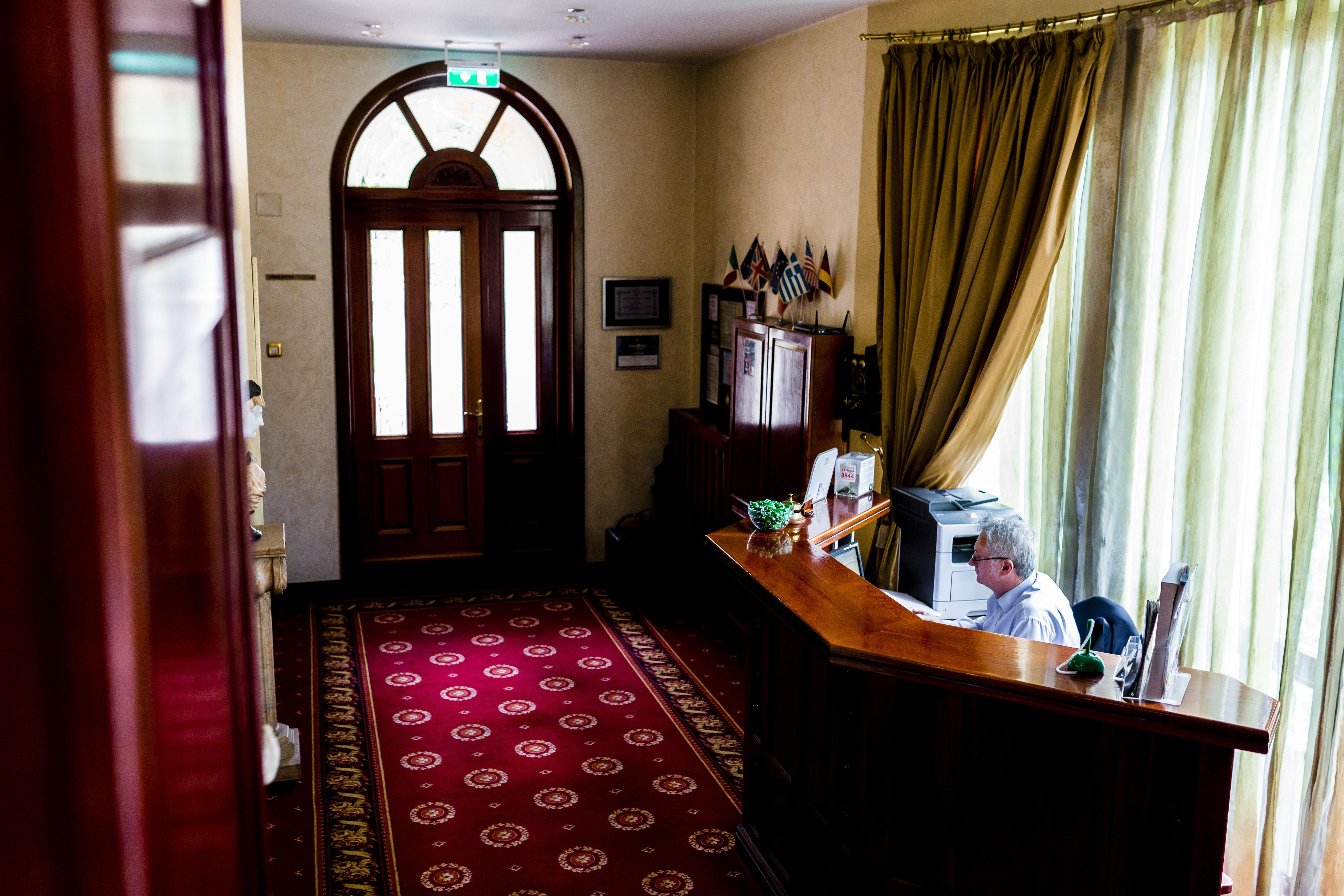 Hotel Golden House Craiova Kültér fotó
